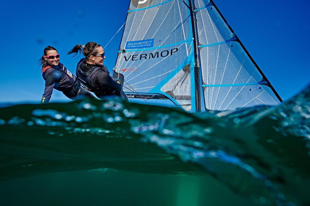 Tina Lutz (li.) und Susann Beucke segeln die Bootsklasse 49er FX.