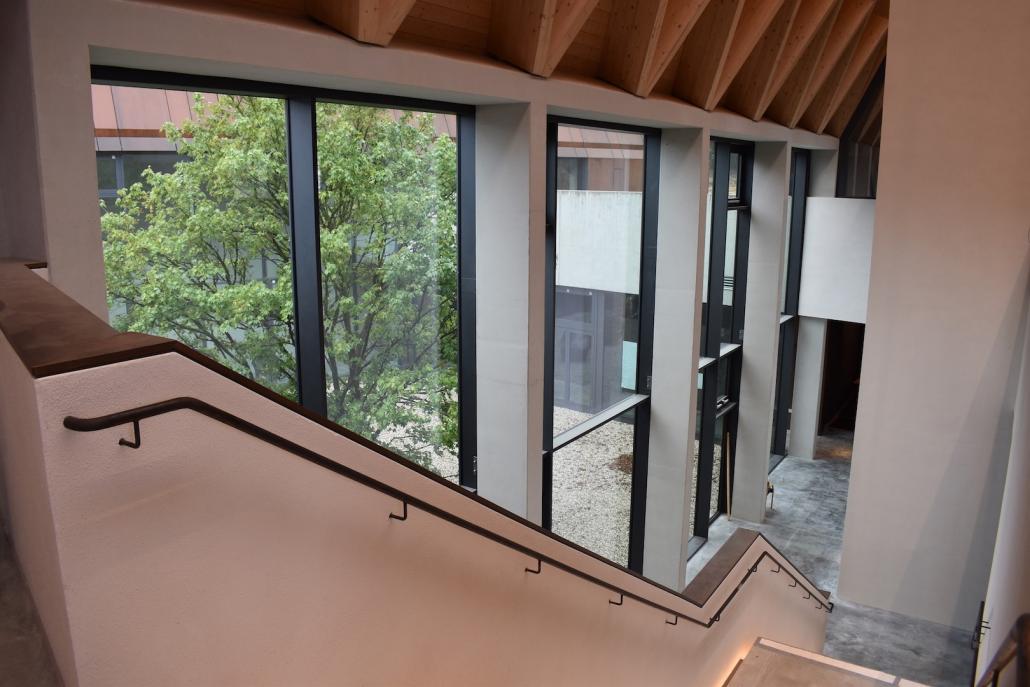 Der Mix aus Cortenstahl, meterhohen Decken, Holzeverkleidungen und Glasfronten im neuen Gebäude fügt sich perfekt in die bestehenden Häuser auf dem Gelände ein.