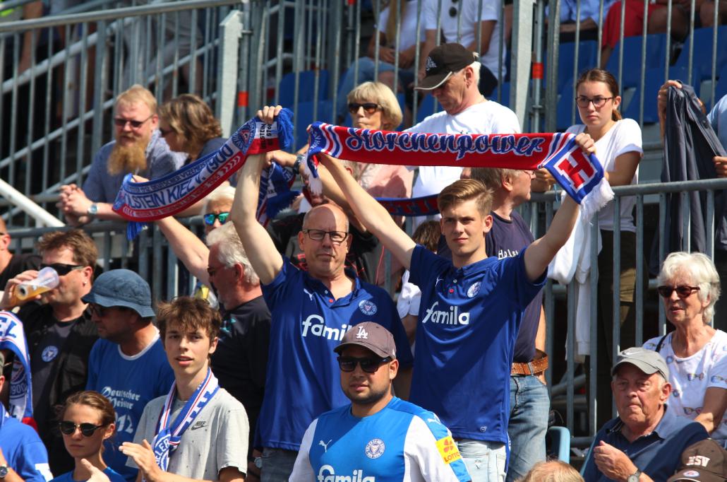 Zum ersten Mal seit Ausbruch der Pandemie sind wieder Zuschauer*innen im Holstein Stadion erlaubt