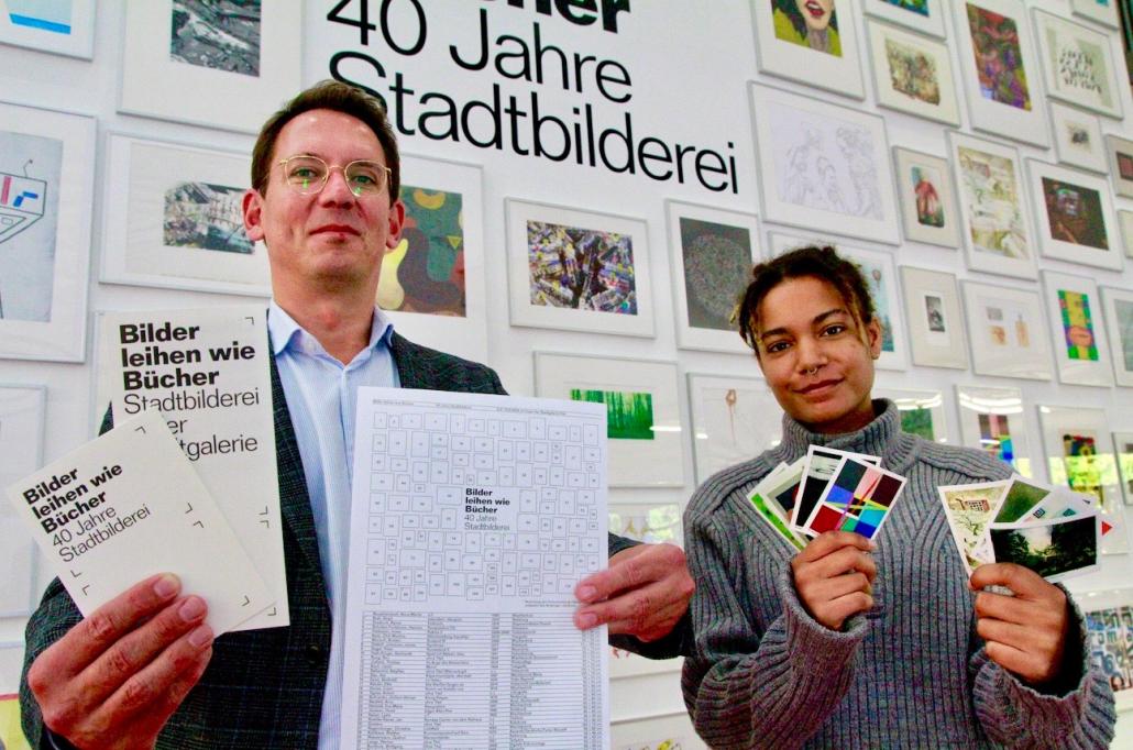 Stadtgaleriedirektor Dr. Peter Kruska und Kaddy Saho begrüßen alle Kunstinteressierten zur Präsentation „Bilder leihen wie Bücher“ in der Stadtgalerie Kiel.