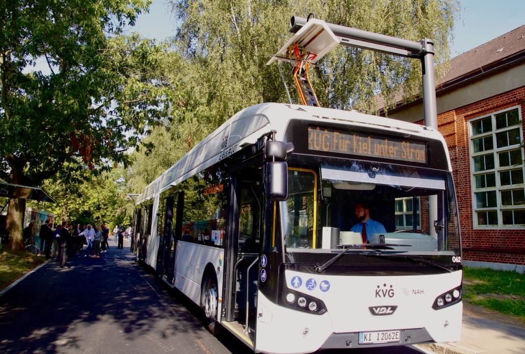 Geräuschloser Ladevorgang: Statt einer Tankstelle fahren die vollelektischen Busse künftig unter so genannte Pantographen