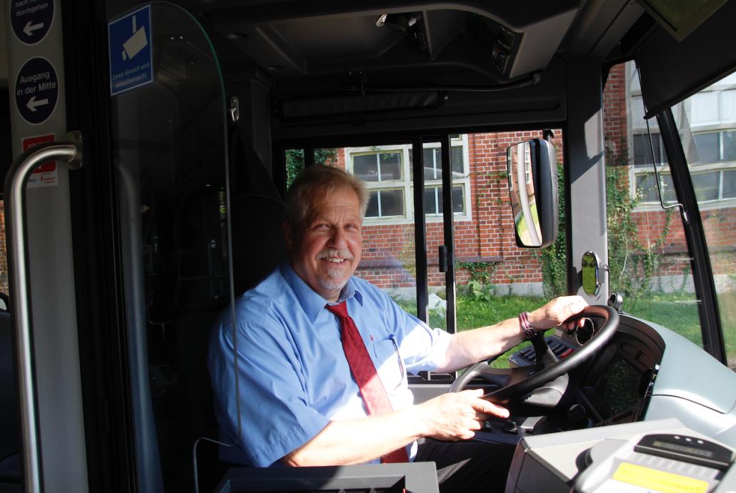 „Das ist mein Arbeitsplatz, hier kenne ich mich aus“, sagt Busfahrer Jürgen Schulz, der sich auf die Fahrt in den Elektrobussen freut