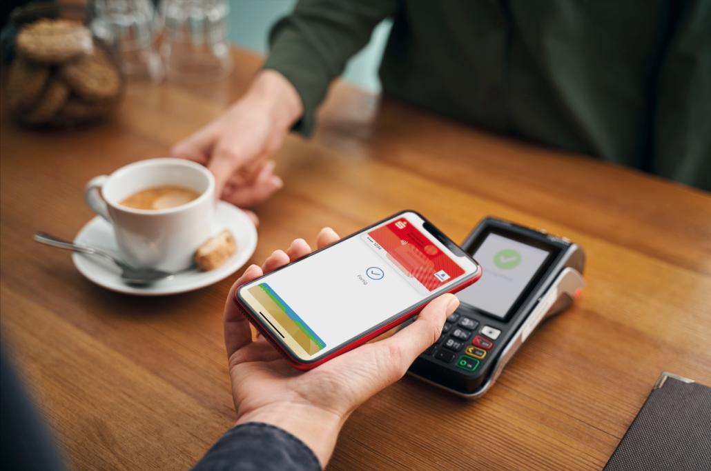 Ab iPhone 6s und Smart Watch der ersten Generation ist das Zahlen mit Apple Pay für Kund*innen der Förde Sparkasse möglich 