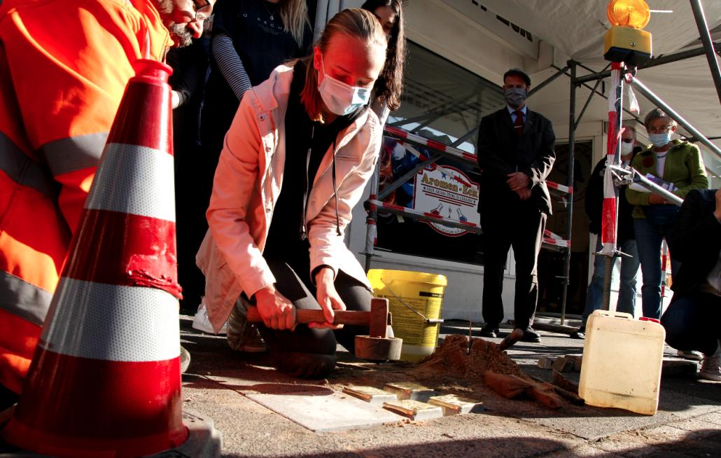 Schüler*innen der Humboldt-Schule lassen die Stolpersteine im Kronshagener Weg ein