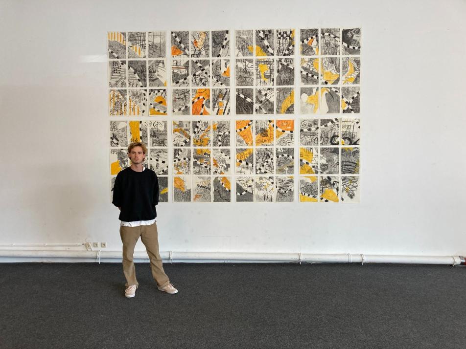 Alvar Bohrmann vor seiner Wandinstallation aus 72 einzelnen Zeichnungen im Schwedendamm 9
