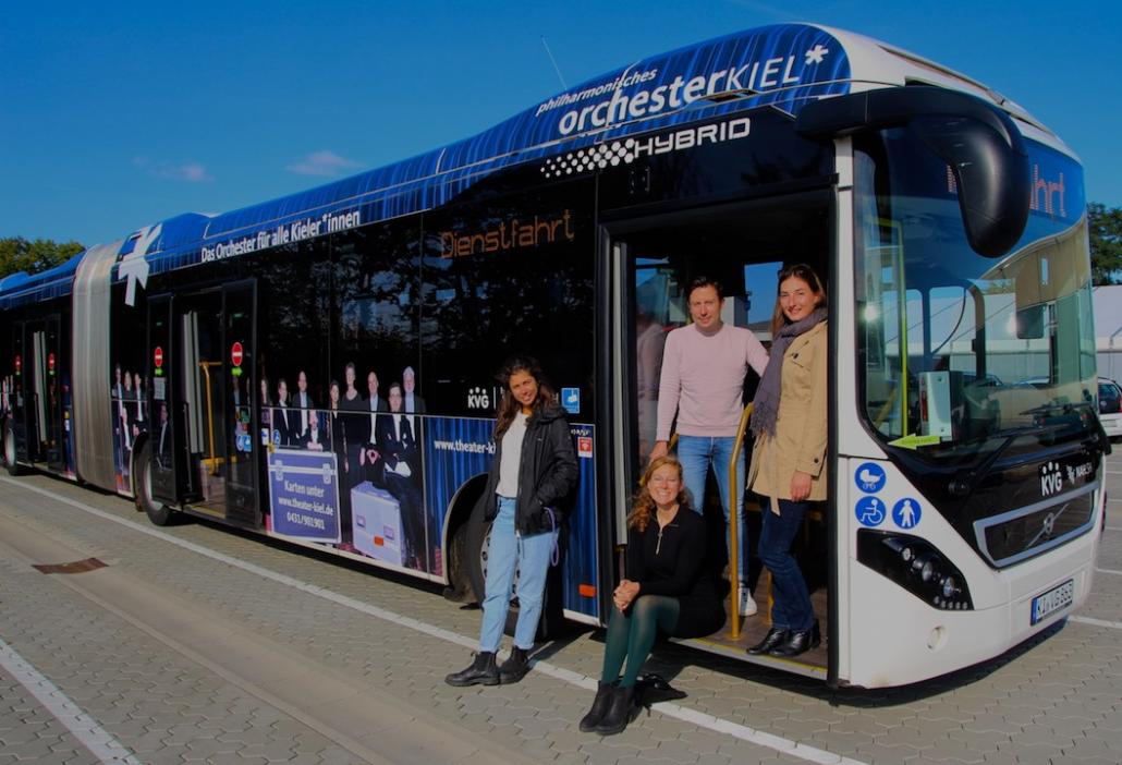 Weihen den neuen Bus ein (v. l.): Caterina Hilgenberg (Referentin des Generalmusikdirektors), Benjamin Reiners (Generalmusikdirektor der Landeshauptstadt Kiel), Ulrike Eberle (Leitung Marketing & Öffentlichkeitsarbeit), Dr. Waltraut Anna Lach (Konzertdramaturgin)