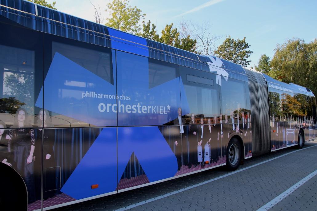 Alle 81 Gesichter des Philharmonischen Orchesters sind auf dem Gelenkbus zu sehen