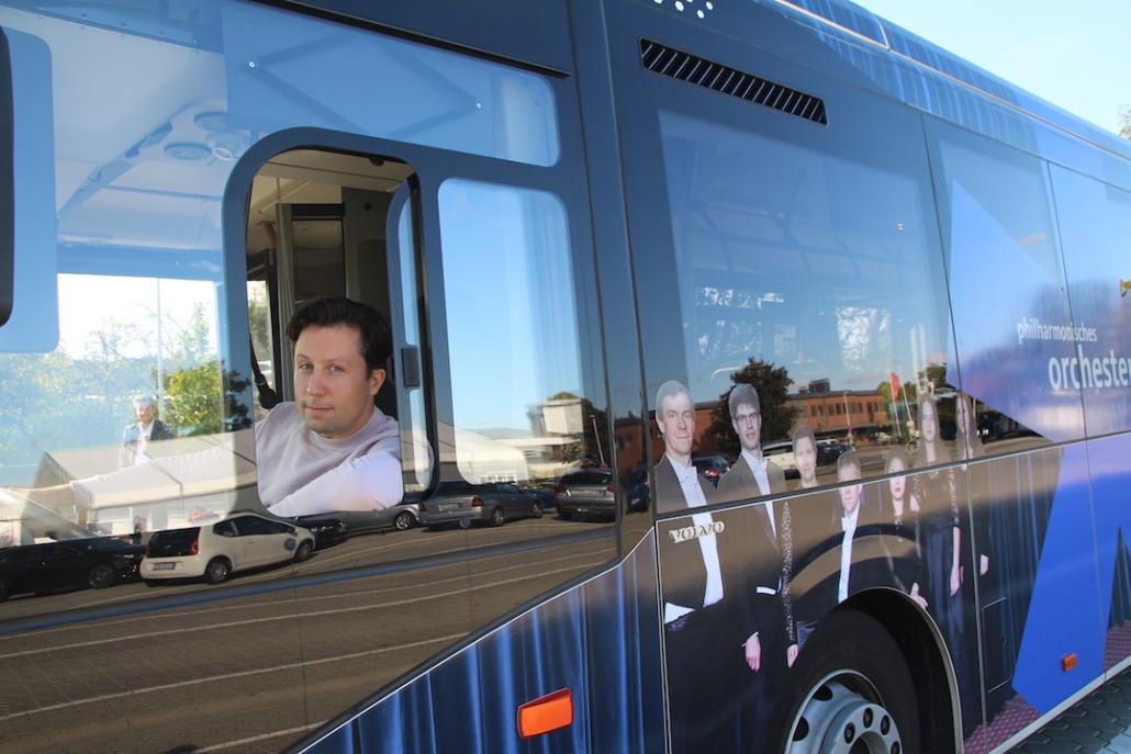Generalmusikdirektor Benjamin Reiners sitzt schon mal Probe im neuen Bus