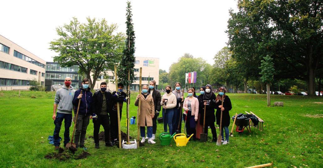 Der Kurs Umwelt pflanzte in diesem Jahr einen Zierapfel vor das Schulgebäude des RBZ am Schützenpark