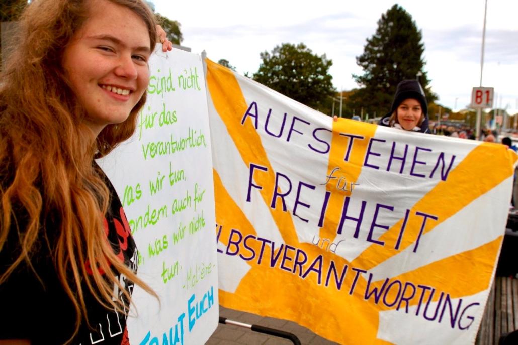 Kinder stehen gegen Maskenpflicht auf