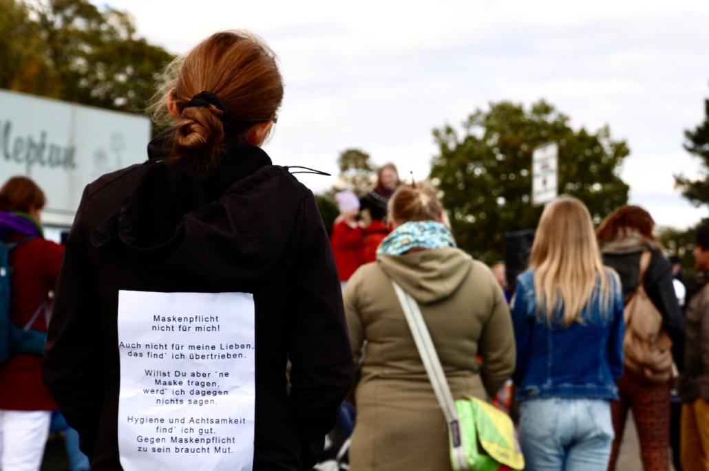 Kinder stehen gegen Maskenpflicht auf