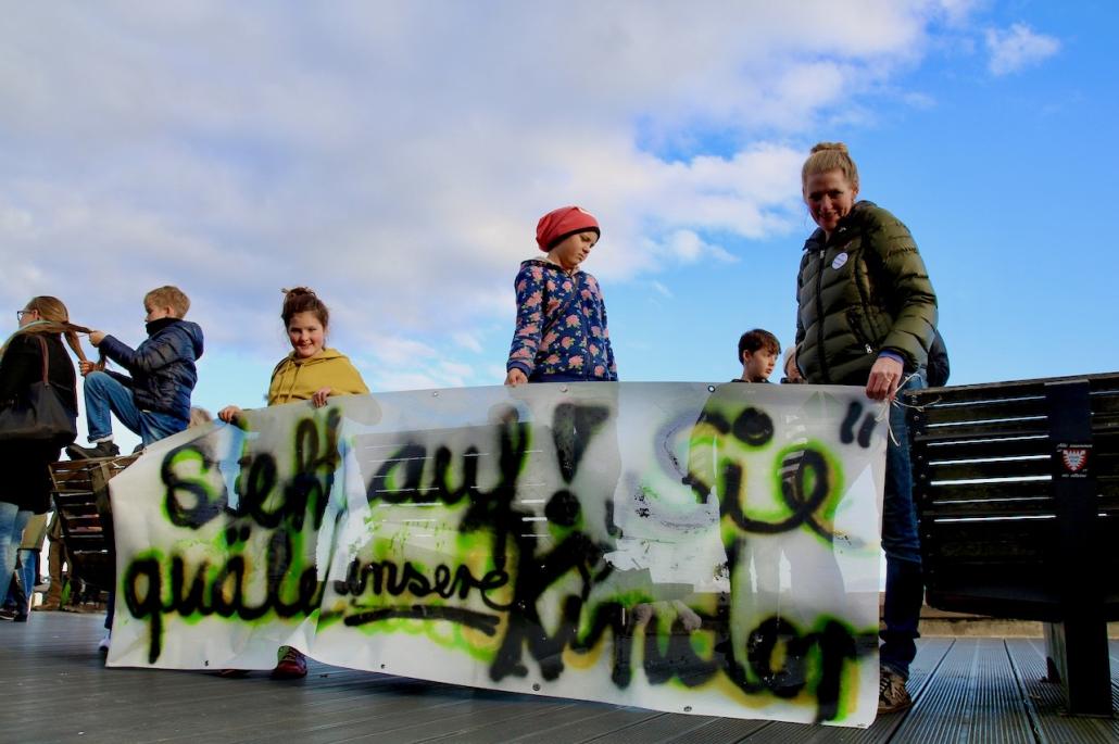 Kinder stehen gegen Maskenpflicht auf