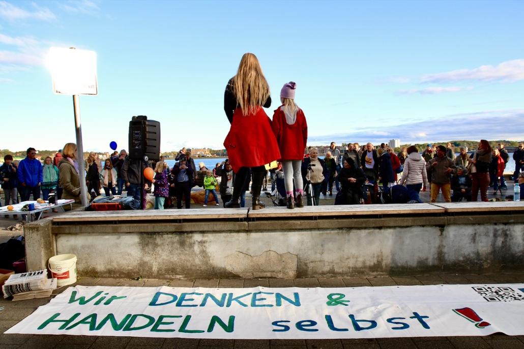 Kinder stehen gegen Maskenpflicht auf