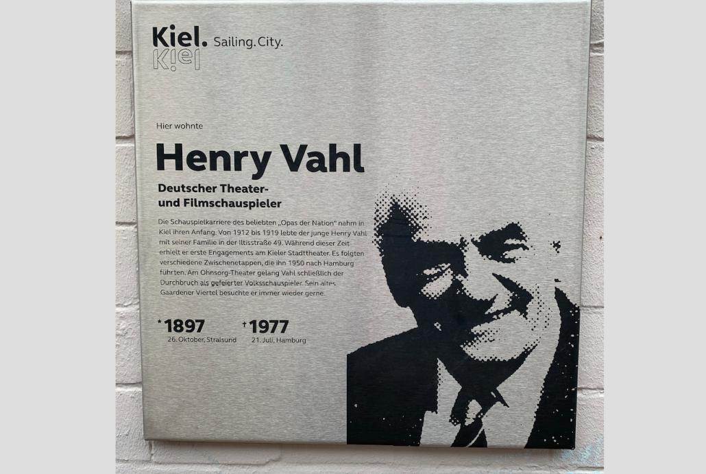 Gedenktafel für Henry Vahl in Gaarden errichtet