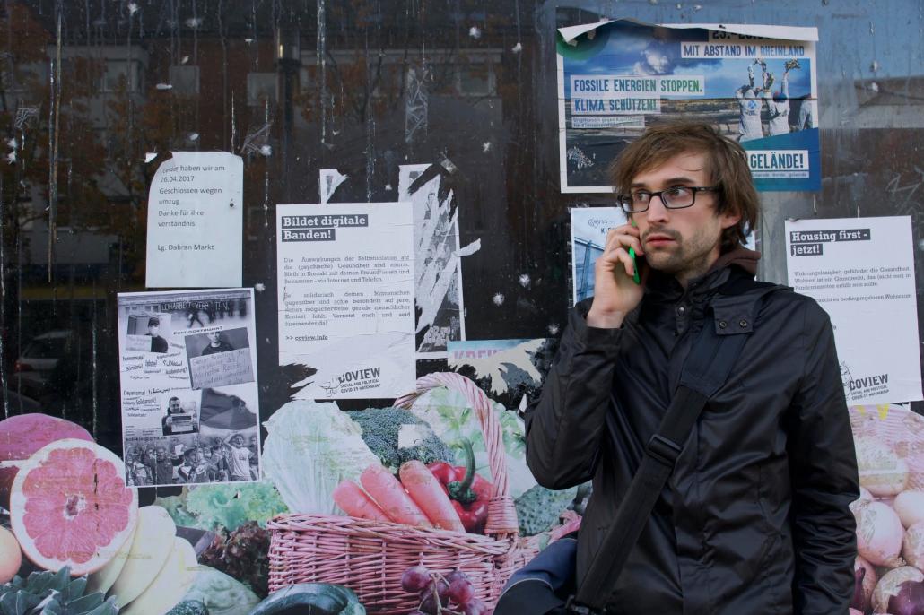 Schauspieler Sebastian Kreuzer löst das Rätsel allein durch die Regieanweisungen des Publikums