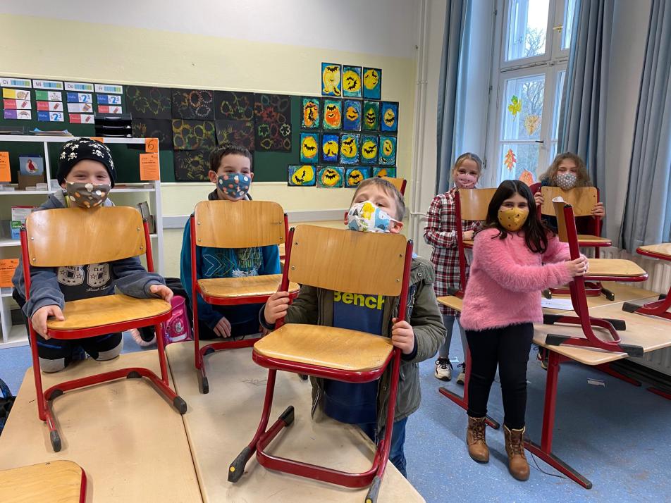 Die Kinder aus der Klasse 3a der Klaus-Groth-Schule waren die ersten Kieler Grundschüler*innen, die von der Stadt die neuen waschbaren Alltagsmasken erhielten.
