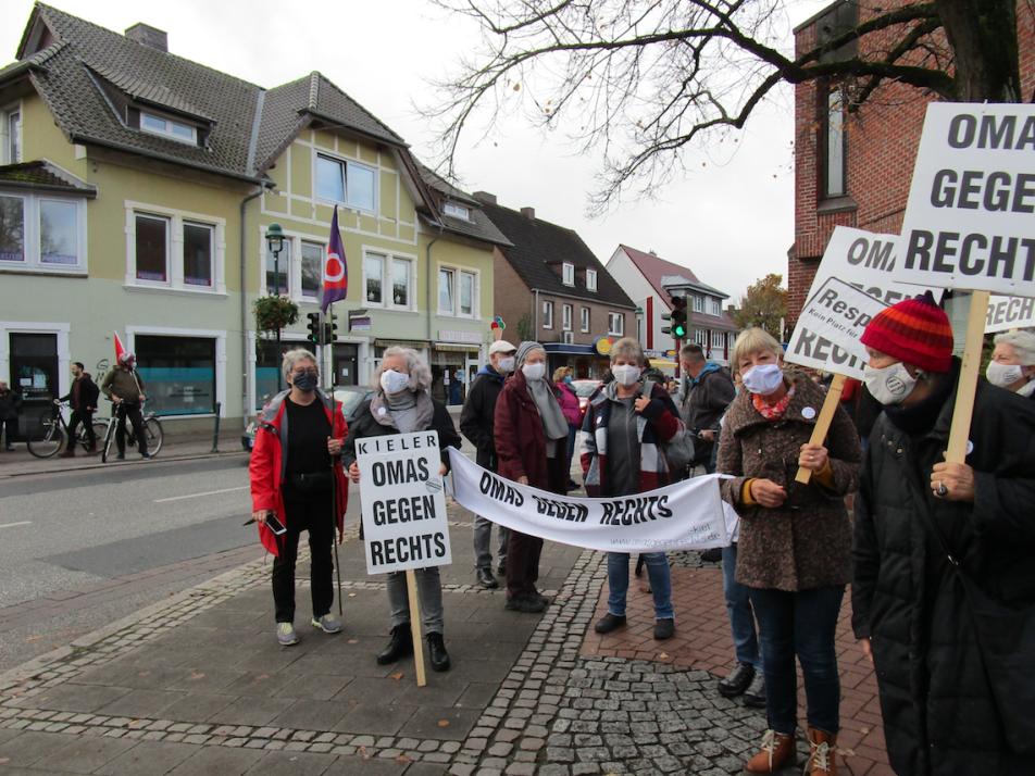 Zuletzt standen die „Omas“ bei der Demonstration gegen Rechts in Kiel-Heikendorf für die Gleichheit aller und gegen Rechtsradikalismus ein