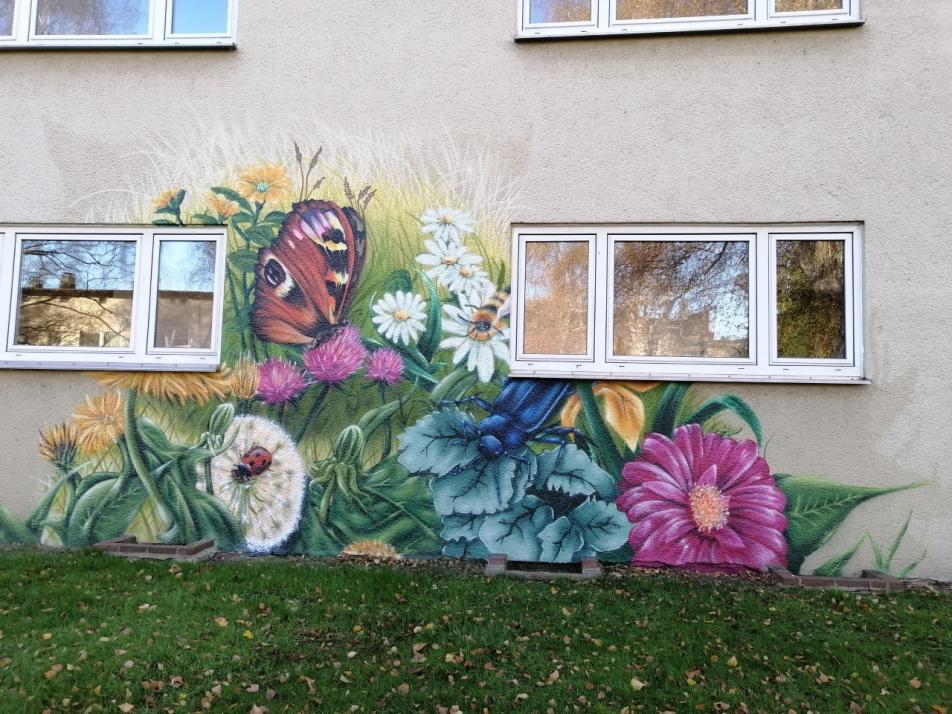 Blumenwand im öffentlichen Garten des AWO Servicehauses Lübscher Baum 