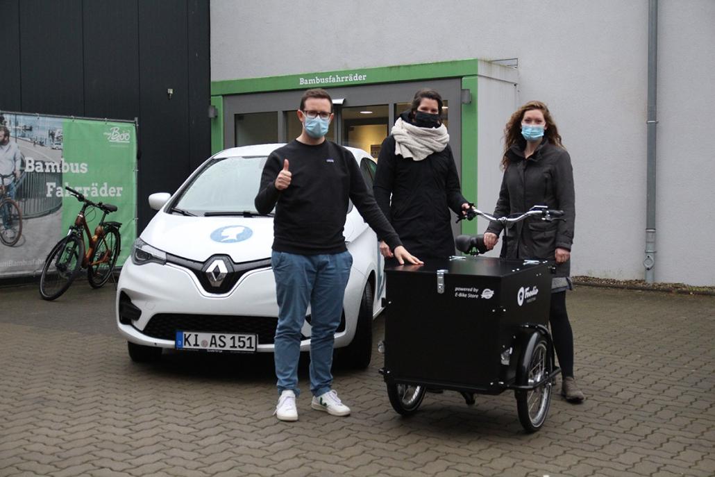 Maximilian Schay (my Boo) hat unseren foodio-Mädels ihr neues Lastenfahrrad übergeben