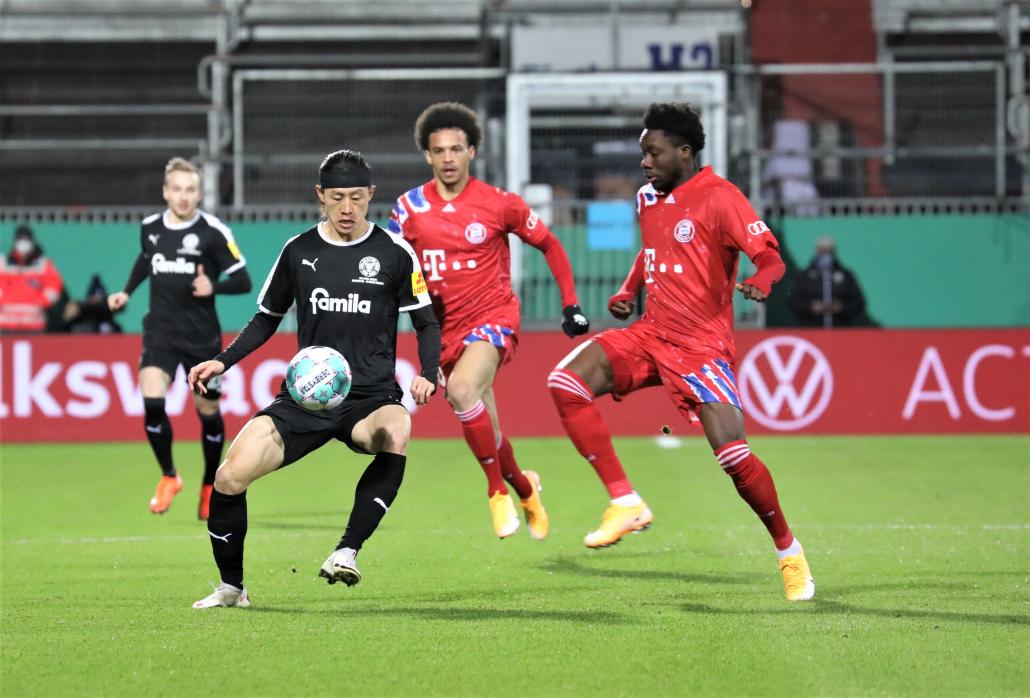 Jae Sung Lee behauptet den Ball gegen Bayerns Davies.