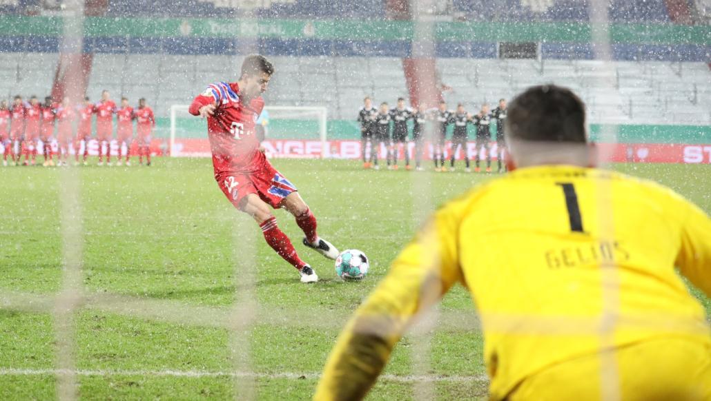 KSV-Keeper Ioannis Gelios hält den Elfmeter von Bayerns Marc Roca sensationell.