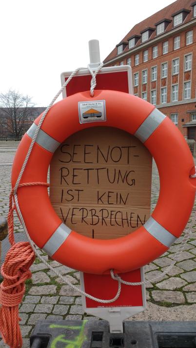 Demo-Bündnis hält Mahnwache ab