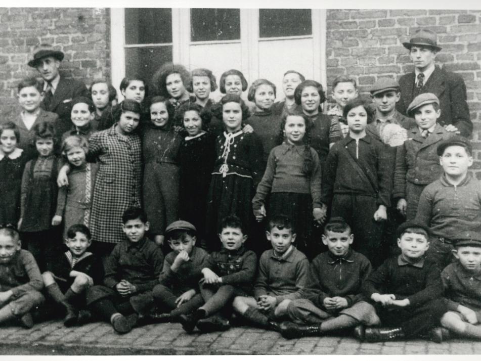 16 der insgesamt 32 Kinder auf diesem Foto wurden in Ghettos oder Vernichtungslager deportiert und ermordet.