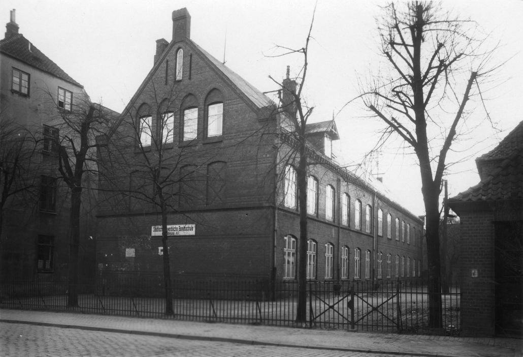 Die Jüdische Volksschule in der Herzog-Friedrich-Straße 41.