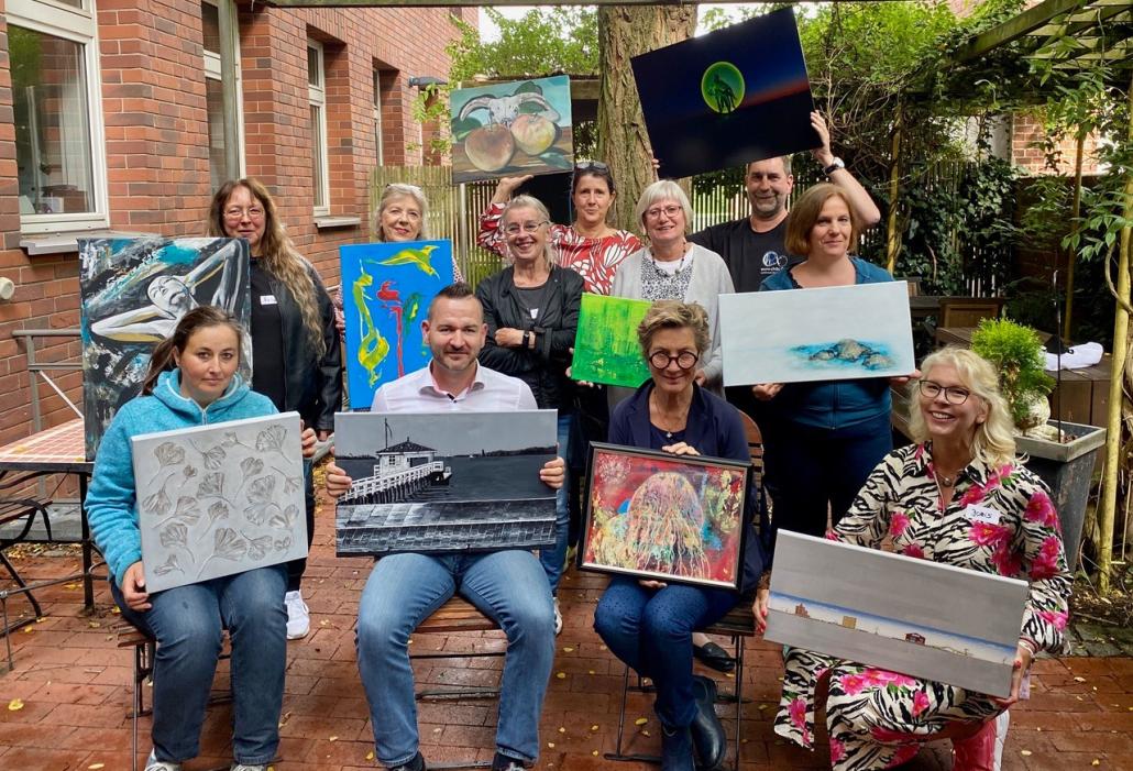 Doris Heldt (vorne rechts) und weitere Künstler*innen organisieren auch in diesem Jahr die Kieler Kunstmeile im CITTI-PARK