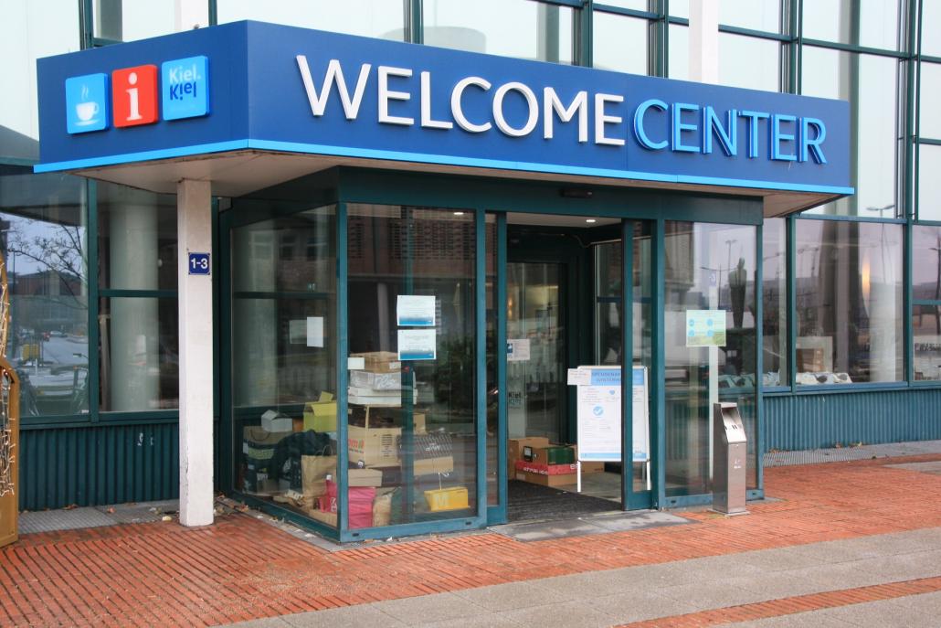 Eure Spende könnt ihm im Welcome Center Kieler Förde abgeben. Von dort werden sie regelmäßig durch ehrenamtliche Helfer*innen an die Bedürftigen verteilt