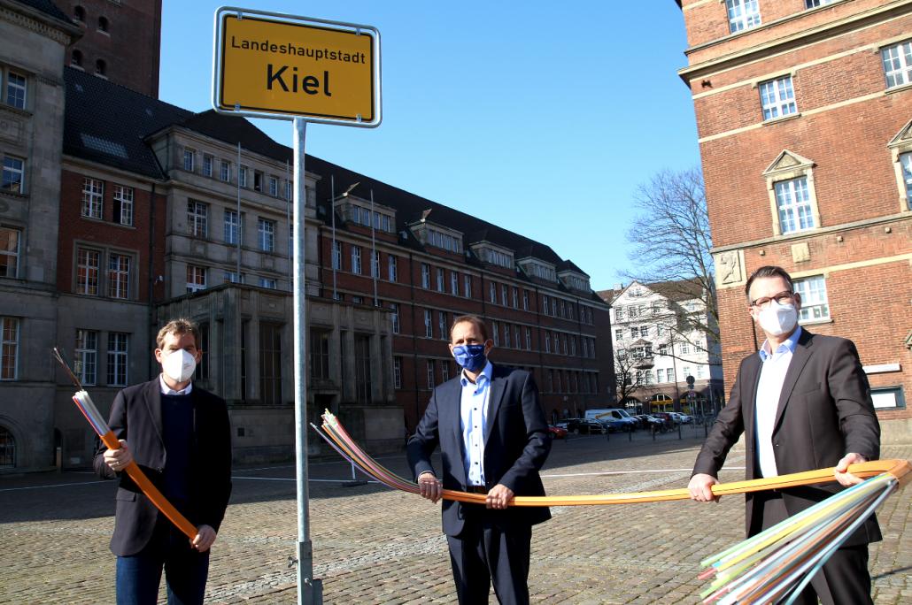 Oberbürgermeister Ulf Kämpfer, TNG-Geschäftsführer Volkmar Hausberg und Norbert Peters Director Business Development TNG) freuen sich auf die Zusammenarbeit.