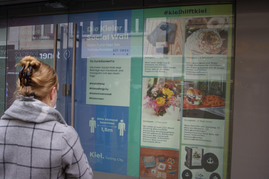 Am Standort des ehemaligen Schuhgeschäfts Runners Point in der Holstenstraße haben Passant*innen die Möglichkeit, Gutscheine zu gewinnen