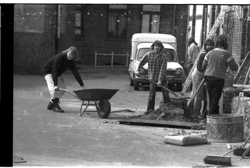 Auf dem Hof in der Hansastraße 48 herrscht schon in den frühen Jahren nach der Besetzung reges Treiben