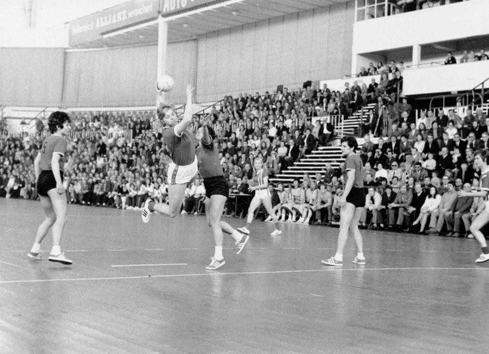 Erika Gaedike (heute Wohlert) fliegt elegant durch die Halle wie ein Storch
