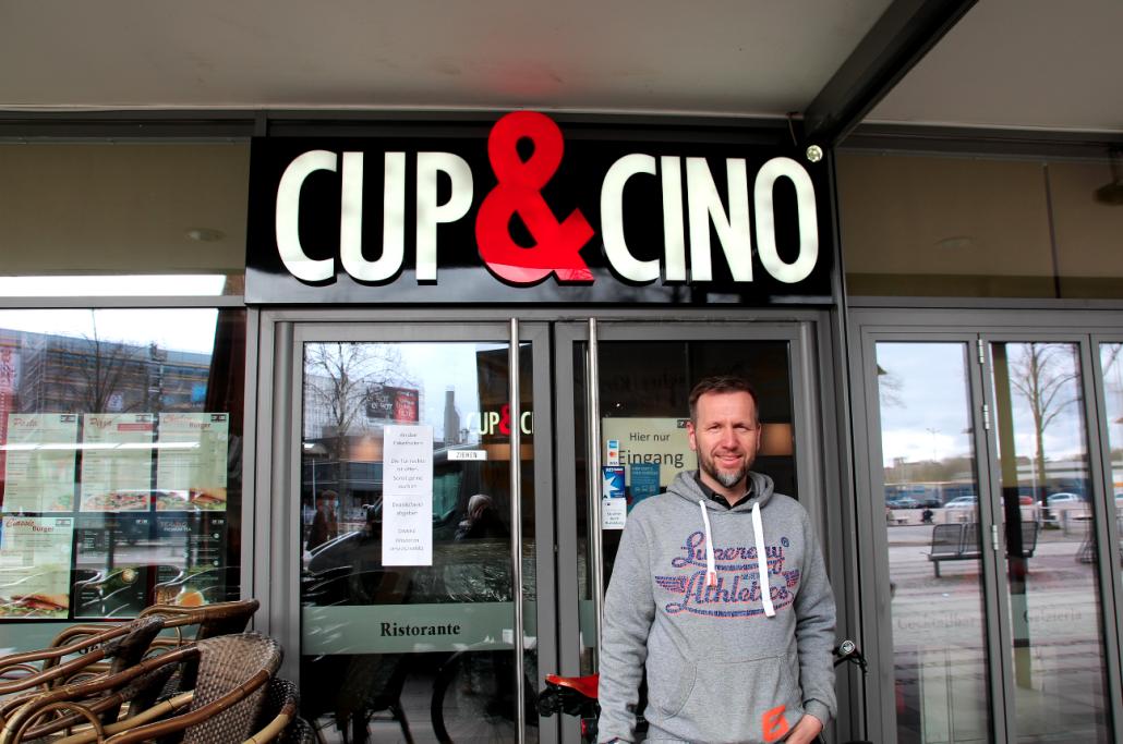 Meik Ehlers, Geschäftsführer von Cup &amp; Cino schließt sich seinem Nachbarn an und freut sich auf ein gutes Geschäft am Montag