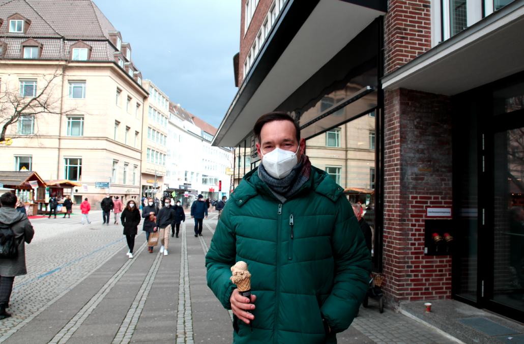 Wenn es die Abstände zulassen, will auch Oliver im Freien sein Eis genießen.