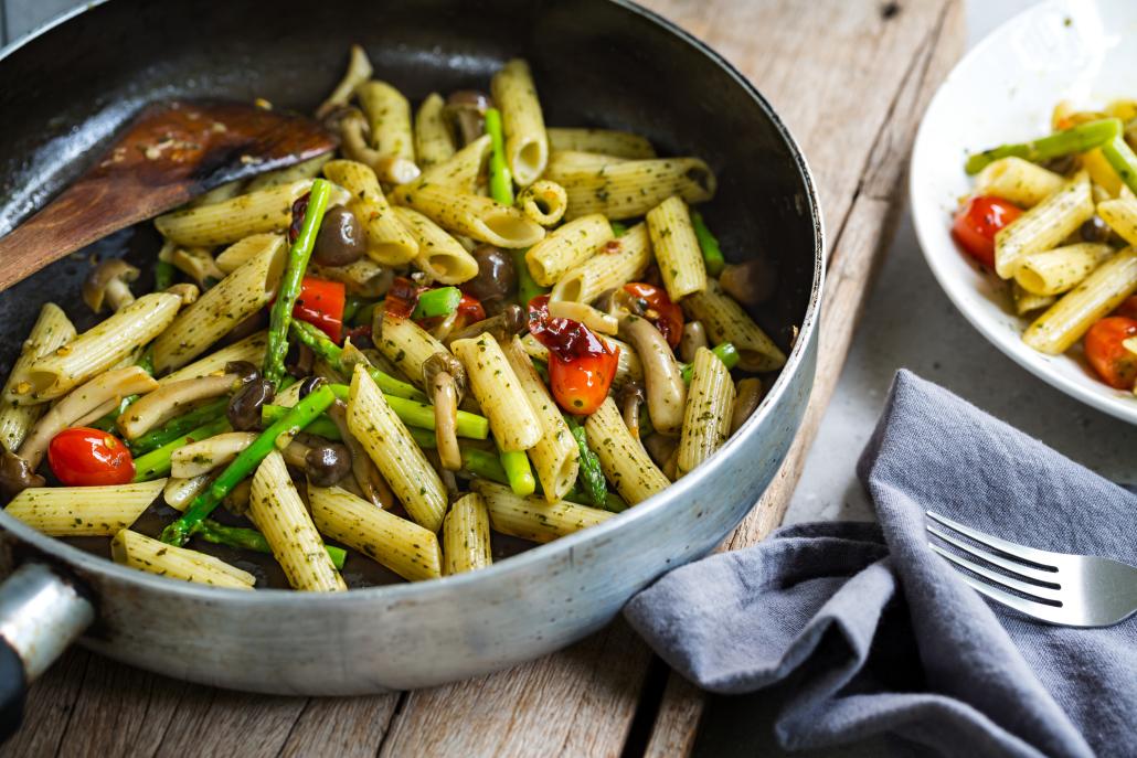 Pasta in Kombination mit Spargel und Zitrone ist eine perfekte Mischung und wird vielen Spargelliebhabern schmecken.