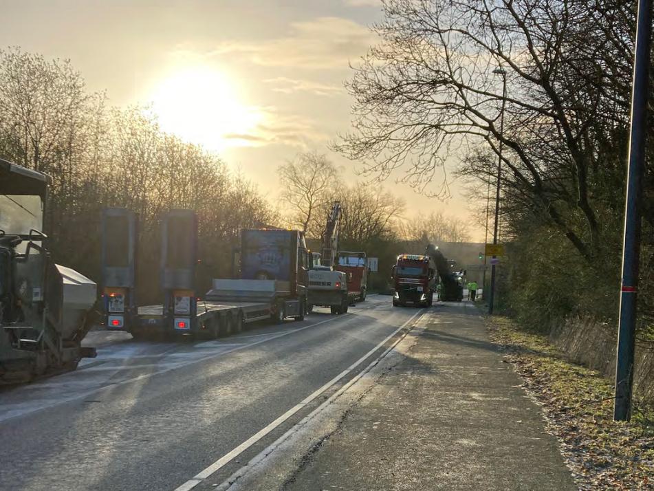 Für die höchstmögliche Qualität beim Einbau des
Asphalts sorgt ein sogenannter Radwegefertiger, der schmaler ist als ein Straßenfertiger.