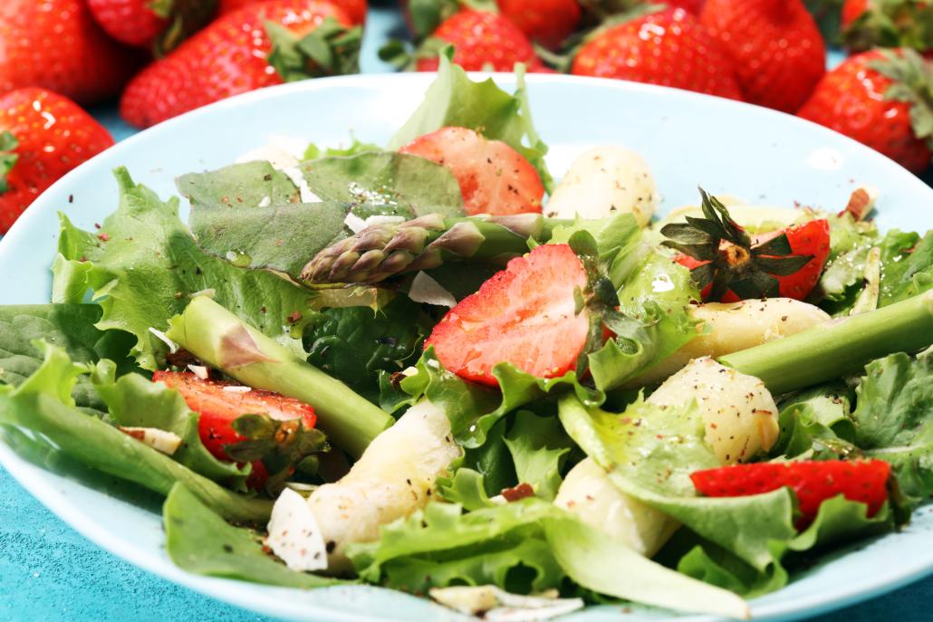 Auch Spargelsalat mit Erdbeeren ist eine abwechslungsreiche Variante.