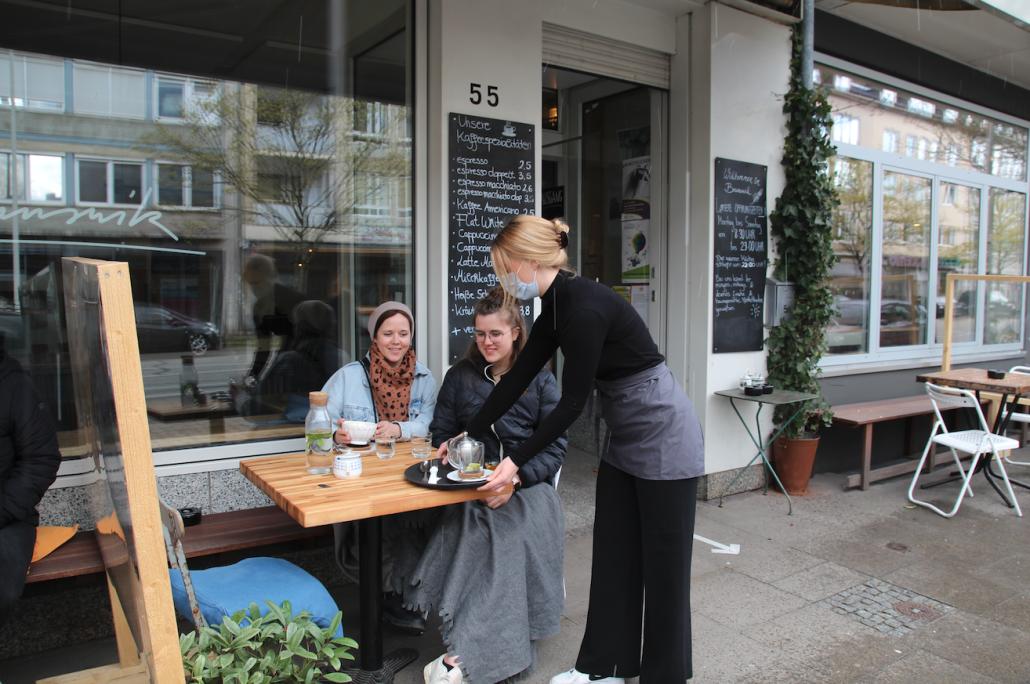 Auch das Café Brunswik freut sich, ihre Gäste unter allen Hygienevorschriften wieder zu empfangen.