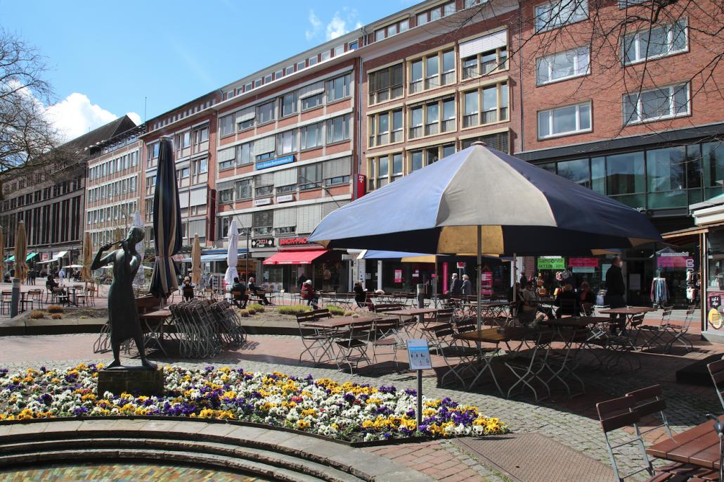 Sobald die Sonne rauskommt, ist bestes Wetter für einen Stadtbummel mit anschließendem Restaurantbesuch.