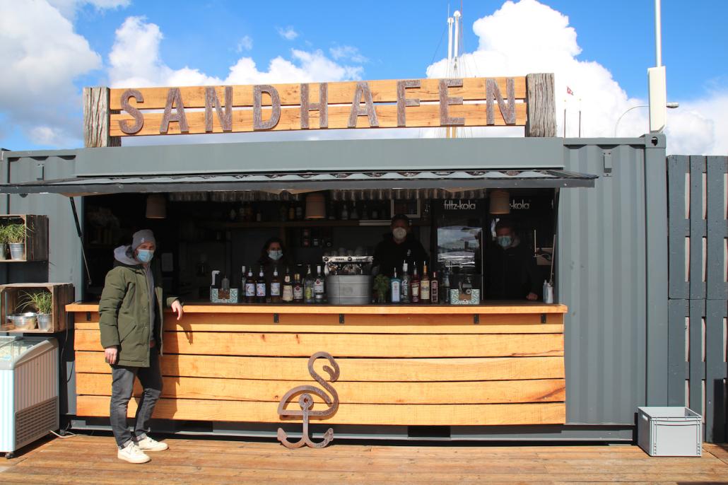 Beim Sandhafen werden noch schnell die letzten Tische und die Bar fertig aufgebaut und dann kann es auch losgehen.