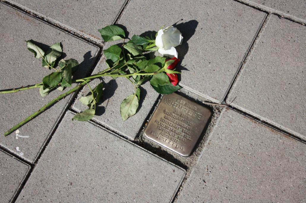 Bevor ich an der Stelle ankam, lagen auf dem Stein bereits zwei Rosen.