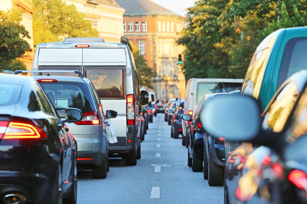 Volle Straßen prägen immer mehr und mehr das Stadtbild, für das Klima ist das eine Katastrophe. 