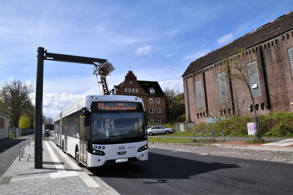 Nach viereinhalb Monaten Umbauphase nimmt die Haltestellen „Wik, Kanal“ in der Schleusenstraße ihren elektrischen Betrieb auf.