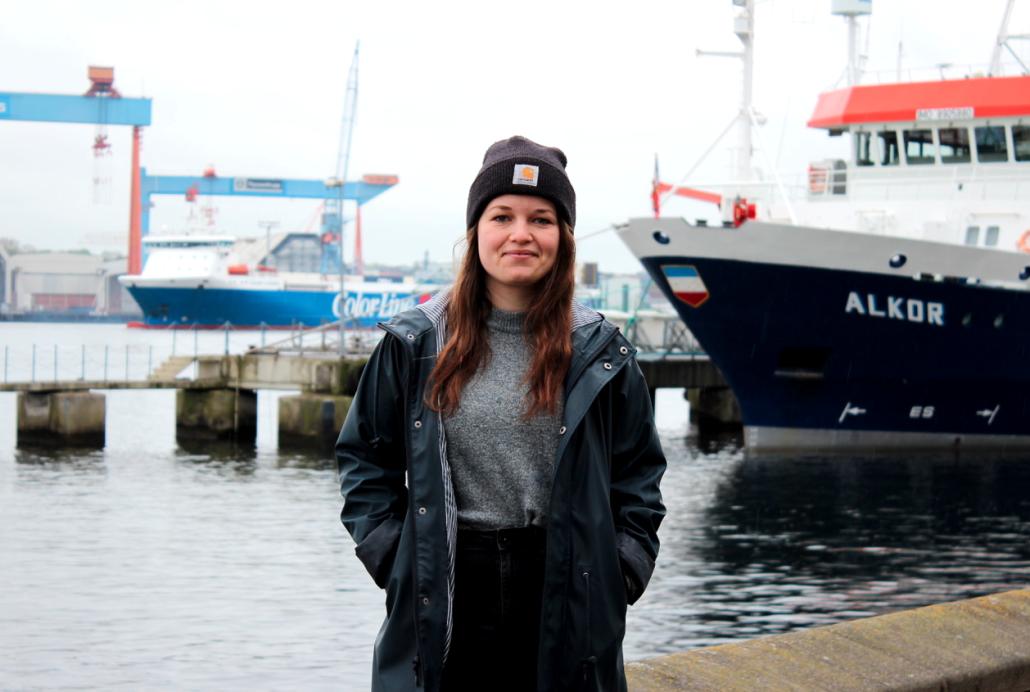 Anna Friesinger wechselt vom Schreibtisch ans Redner*innenpult und gastiert in der Public Climate School als Dozentin