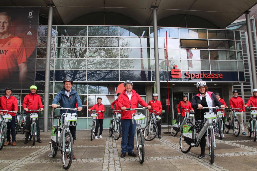 Dr. Ulf Kämpfer, Jana Haverbier und Götz Bormann freuen sich über den Start der E-Flotte