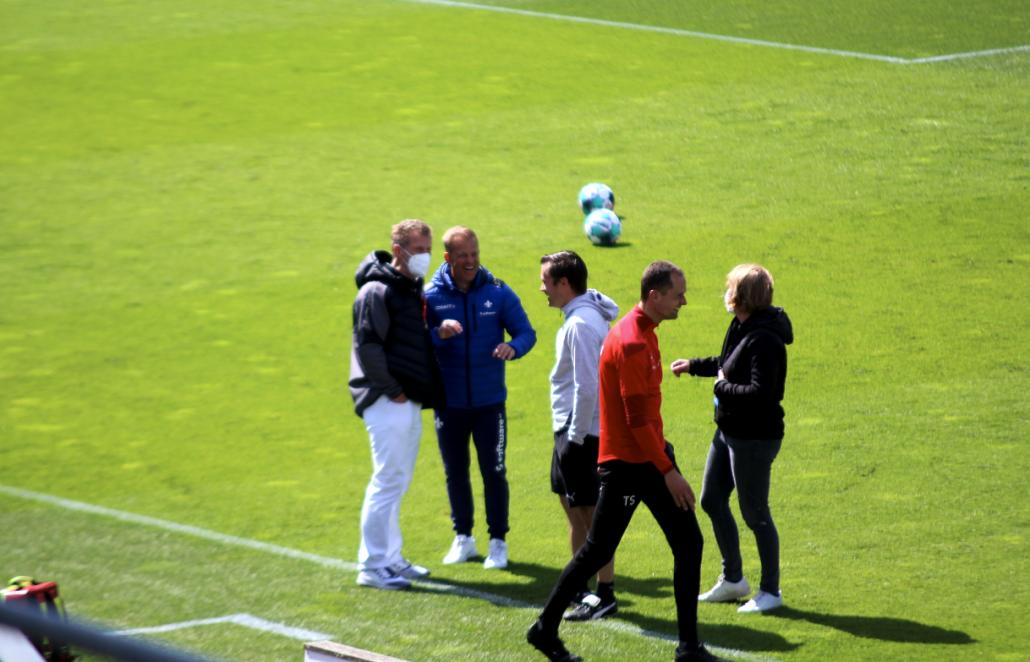 Alte Bekannte: Vor dem Spiel scherzte Markus Anfang mit seinen alten Kolleg*innen von Holstein Kiel.