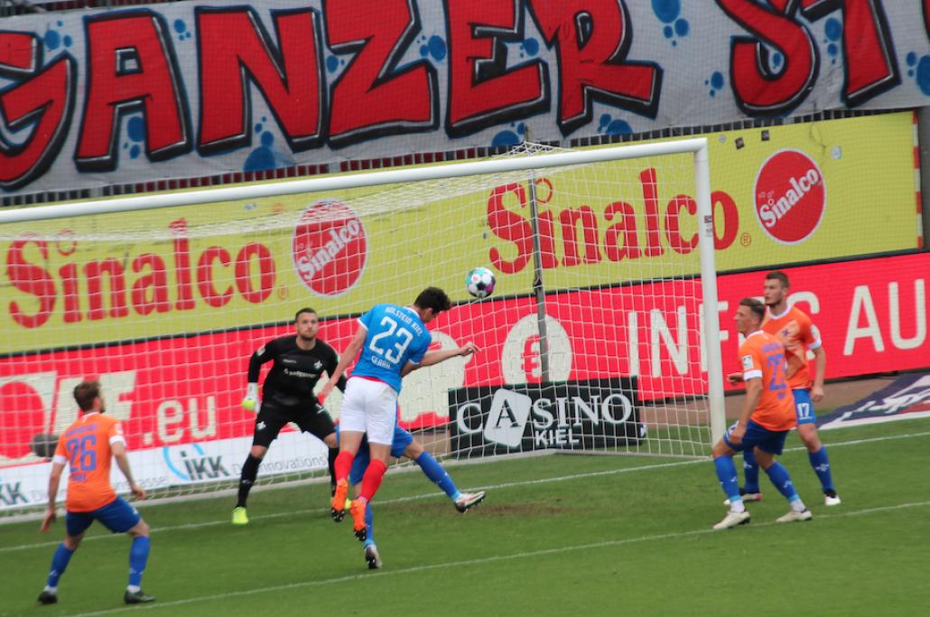 In der zweiten Halbzeit scheitete u.a. der Kieler Torschütze Serra am gegnerischen Kasten.