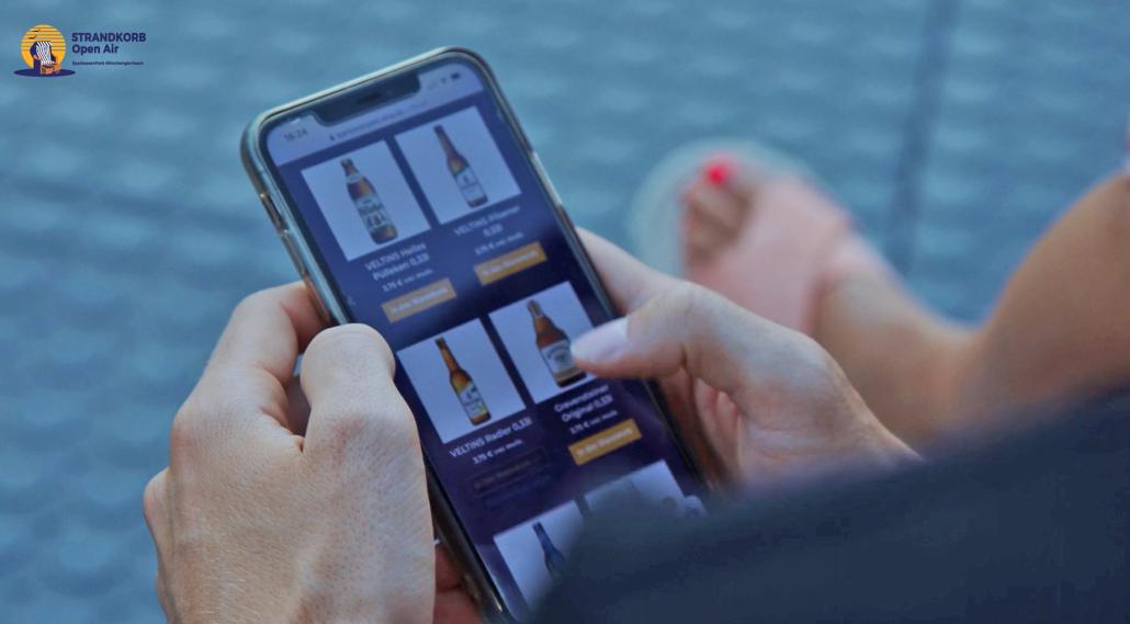 Getränke und Snacks könnt ihr bequem mit dem Smartphone bestellen und euch kontaktlos an den Strandkorb liefern lassen